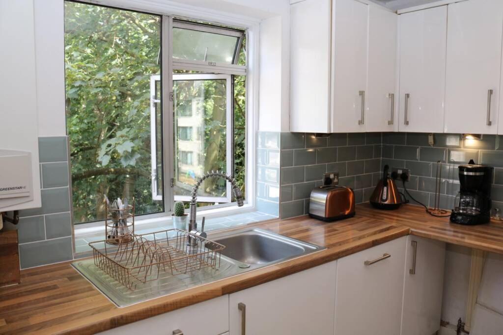 Large 3 Bedroom In Gated Development Appartement Londres
